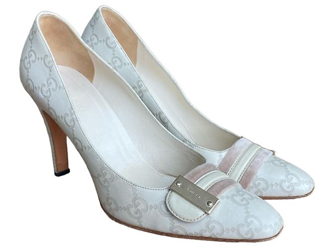 Gucci High Heels aus Leder mit GG Monogramm Weiß