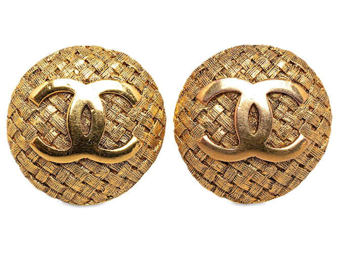 Chanel Gold CC Clip On Earrings Golden Metal Gold-plated  ref.1316467