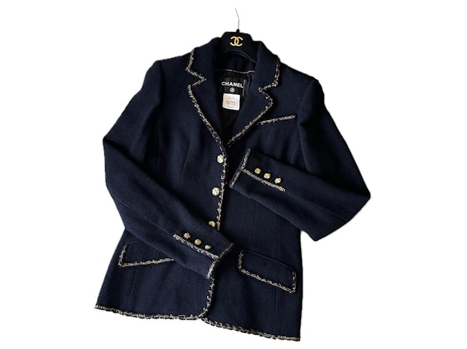 Chanel Veste en tweed à boutons Paris / Venise emblématique Bleu Marine  ref.1316491