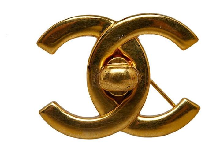 Chanel Broche com logotipo CC Turnlock Dourado  ref.1316919
