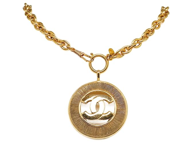 Chanel Collar con colgante de medallón CC Dorado  ref.1316924