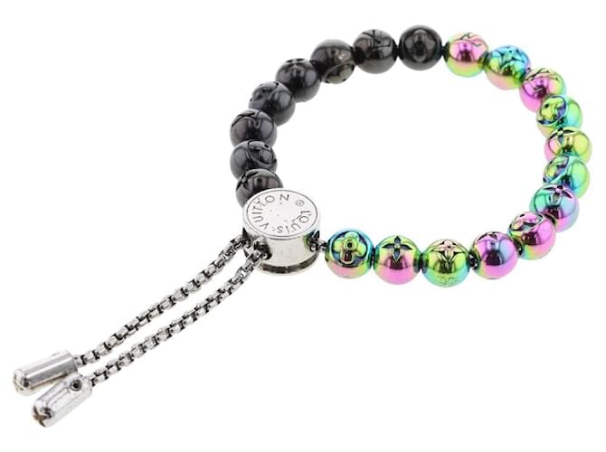 Armband mit mehrfarbigen Perlen und Monogramm