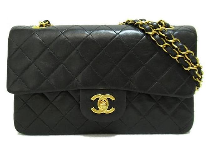 Chanel Bolso mediano con solapa con forro clásico Negro Piel de cordero  ref.1317579