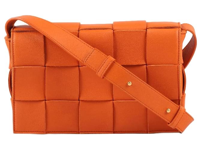 Bolso de hombro Bottega Veneta Maxi Intrecciato Cassette de cuero en naranja vibrante  ref.1317912