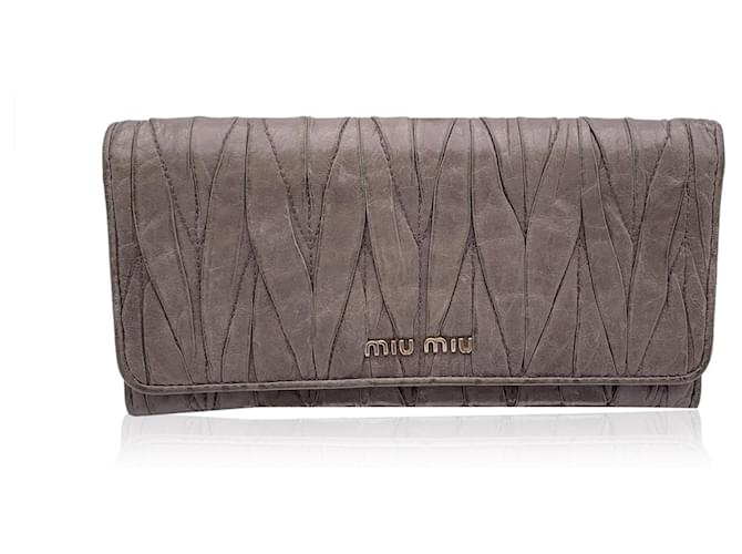 Miu Miu Monedero tipo cartera con solapa continental de piel Matelassé color topo Gris Cuero  ref.1317973