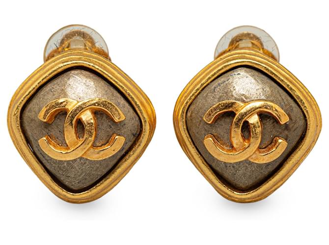 Boucles d'oreilles à clip CC en or Chanel Métal Plaqué or Doré  ref.1318186