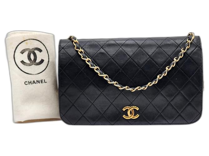 Billetera con cadena de solapa única clásica atemporal de Chanel. Negro Cuero  ref.1318293