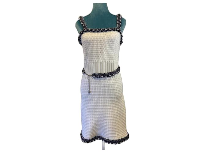 Robe blanche Chanel de la collection Printemps/Été 2014 avec bordure embellie de chaînes tricotées et ceinture, taille 38. Viscose Noir Argenté Gris  ref.1318571