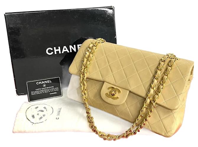 Chanel Bolsa com aba média clássica forrada Couro  ref.1318735