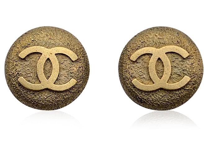 Chanel Pendientes de clip con logotipo CC en relieve redondo de metal dorado vintage  ref.1318758