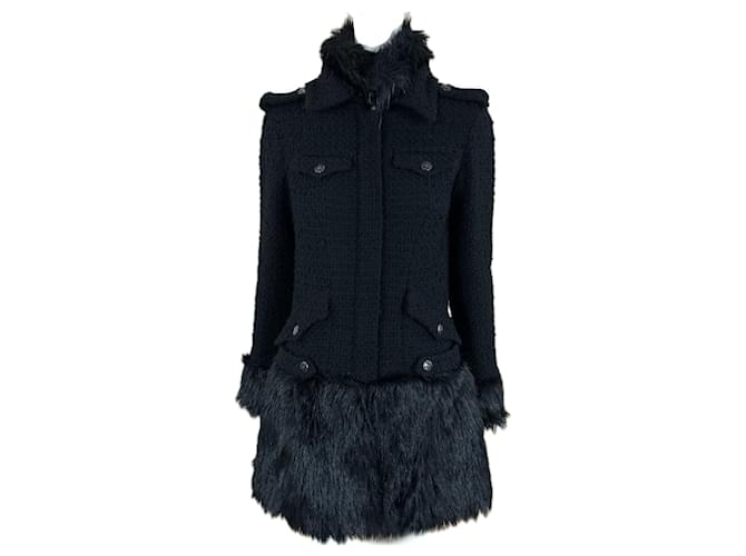 Chanel Cappotto nero in tweed con dettagli in pelliccia sintetica e decorazioni gioiello.  ref.1319000