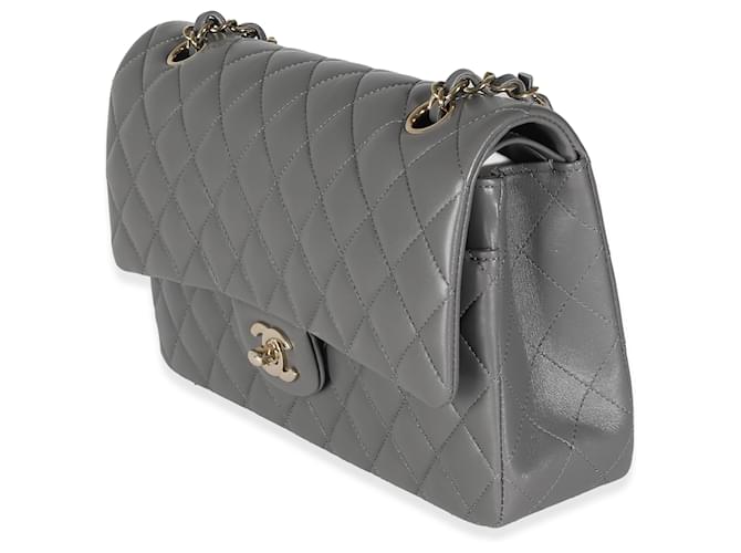 Timeless Chanel 22Un bolso con solapa forrado clásico mediano de piel de cordero acolchado gris Cuero  ref.1319298