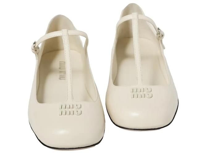 Sapatos de bailarina Miu Miu cor marfim Branco Couro  ref.1319390
