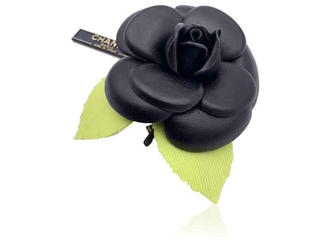 Chanel Broche de pin de flor de camelia de cuero negro vintage  ref.1319504