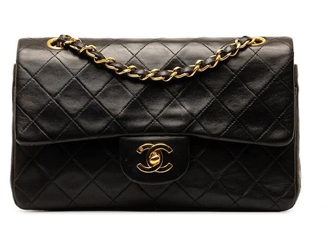 Chanel Bolsa de ombro de couro com aba forrada clássica média em bom estado  ref.1319807