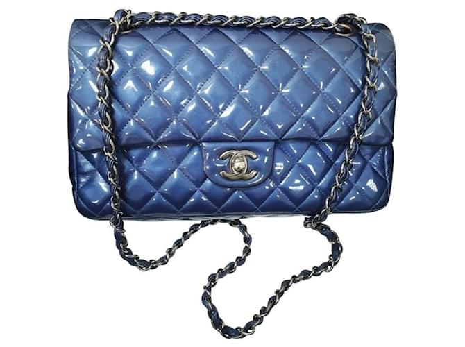 Borsa Chanel in pelle verniciata blu, modello Double Flap Timeless Classic.  ref.1320174