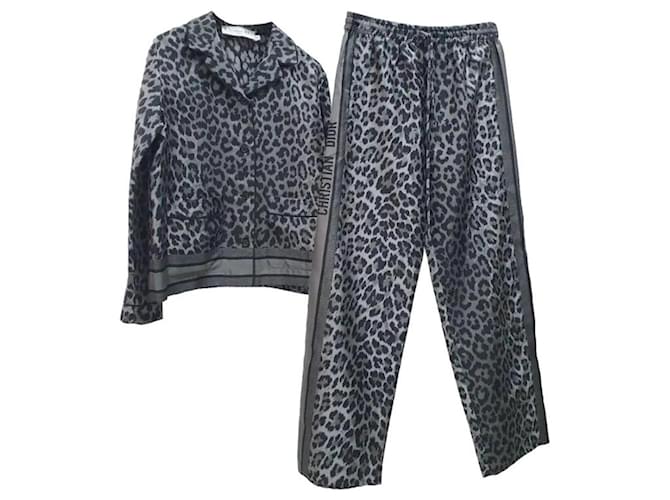 Christian Dior Terno de calças estampadas de leopardo cinza da Dior Multicor Seda  ref.1320809