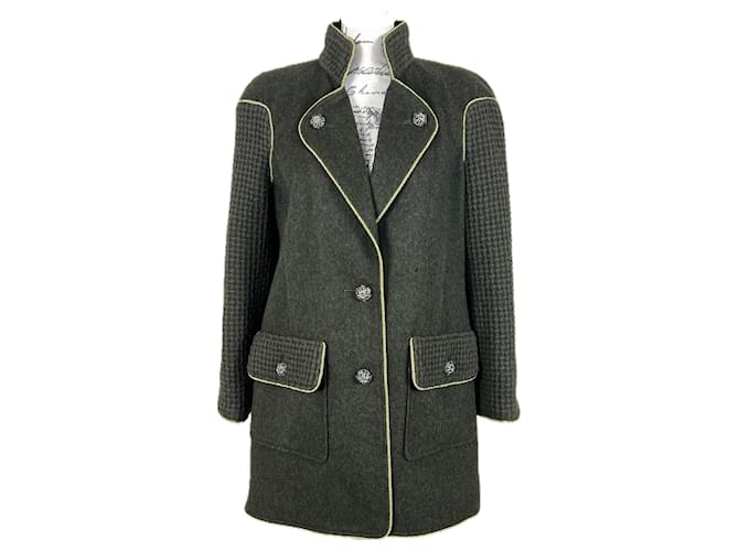 Chanel Novo casaco de tweed com botões de joia da passarela Kris Jenner Verde Lã  ref.1320825