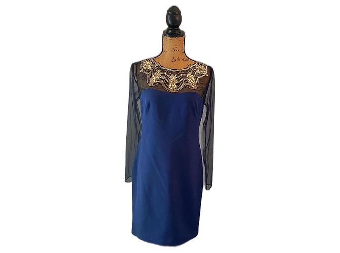 Marchesa Vestido de seda azul escuro com bordado dourado