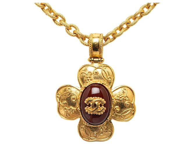 Collier pendentif trèfle CC en or Chanel Métal Plastique Plaqué or Résine Doré  ref.1321137