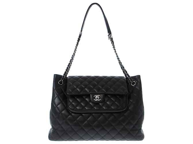 Bolso tote Chanel negro acolchado de piel de cordero con bolsillo con solapa delantera Cuero  ref.1321518