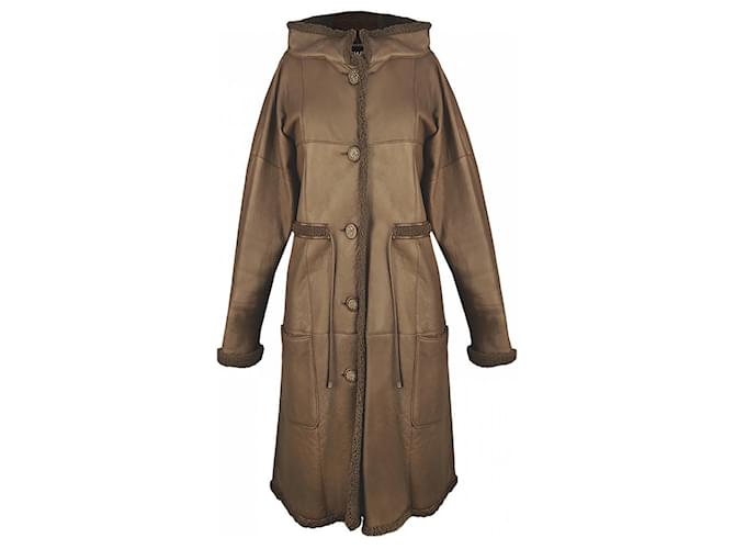 Chanel Manteau en peau lainée avec boutons en CC à 14 000 $. Cuir Marron  ref.1321568