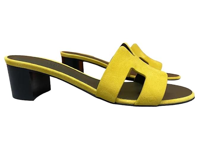 Hermès Hermes Oasis Sandalen mit ikonischem Absatz der Maison in gelbem Veloursleder. Wildleder  ref.1322213