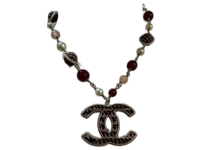 Colar Chanel com pérolas e pingente CC de tweed dourado
