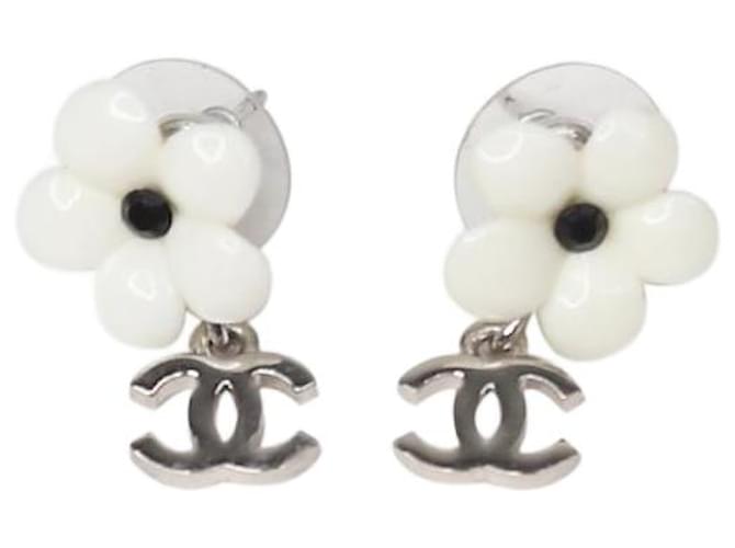 Chanel White floral CC earrings Silvery  ref.1323549