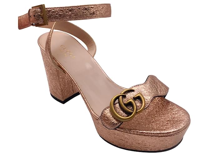 Autre Marque Gucci – Sandalen aus rissigem Leder mit GG-Logo in Kupfer-Metallic Metallisch  ref.1324226