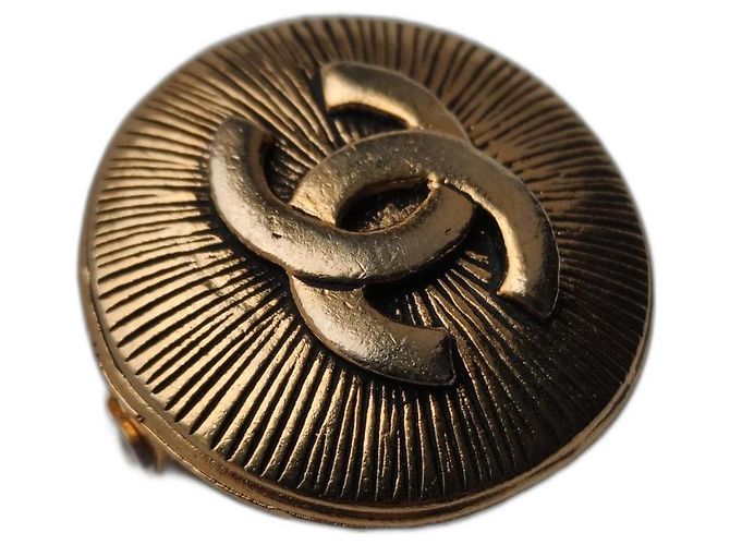 Chanel Runde Brosche mit Logo Goldfarben Metall Golden