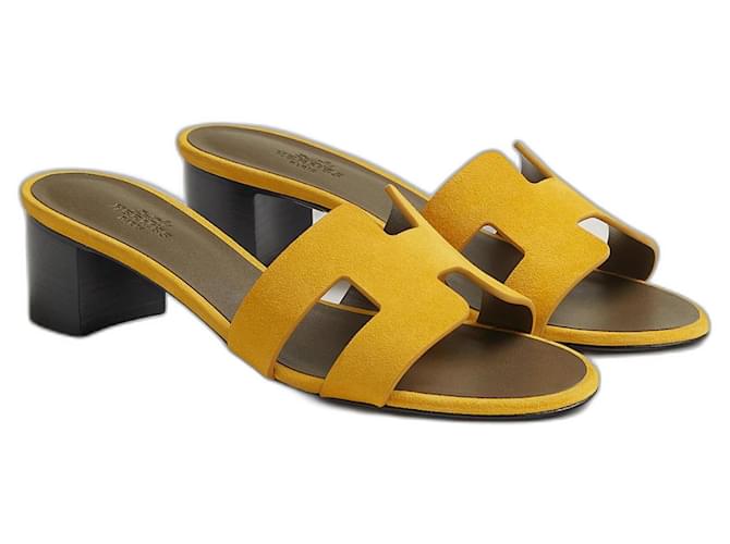 Hermès hermes oasis sandals jaune topaze in suede kid, raw cut edge Yellow Dark green Leather Deerskin  ref.1324282