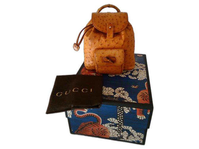 Bamboo Mochila Gucci de bambú en avestruz beige.
