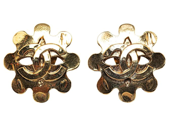 Boucles d'oreilles à clip CC en or Chanel Métal Plaqué or Doré  ref.1328140