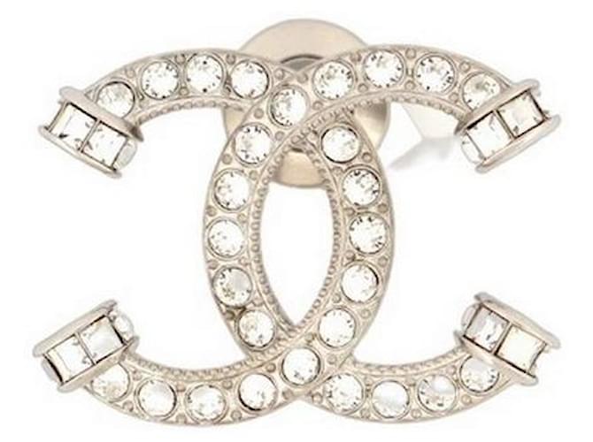 Other jewelry NEW CHANEL BROOCH LOGO CC STRASS 2023 NEW SILVERED BROOCH SILVER METAL PINS Silvery  ref.1328242