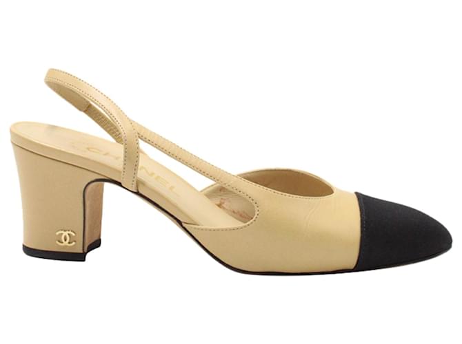 Zapatos de tacón con tira trasera y puntera abierta de Chanel en cuero beige  ref.1328661