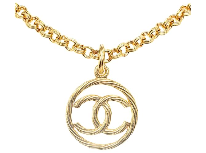 Colar de Pingente Chanel Gold CC Dourado Metal Banhado a ouro  ref.1328920
