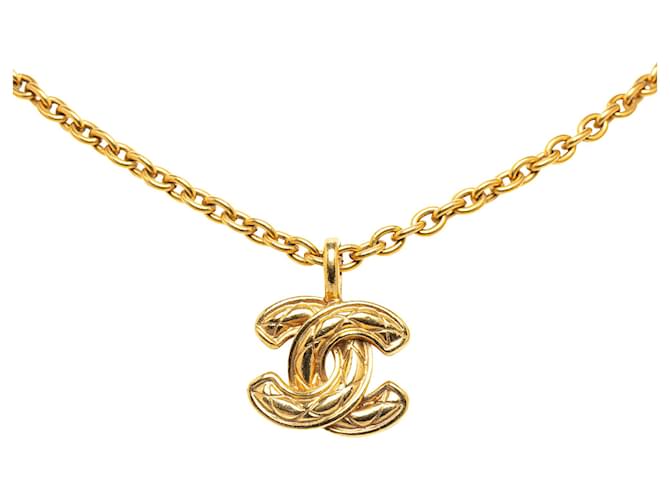 Collana con pendente trapuntato Chanel in oro CC D'oro Metallo Placcato in oro  ref.1330422