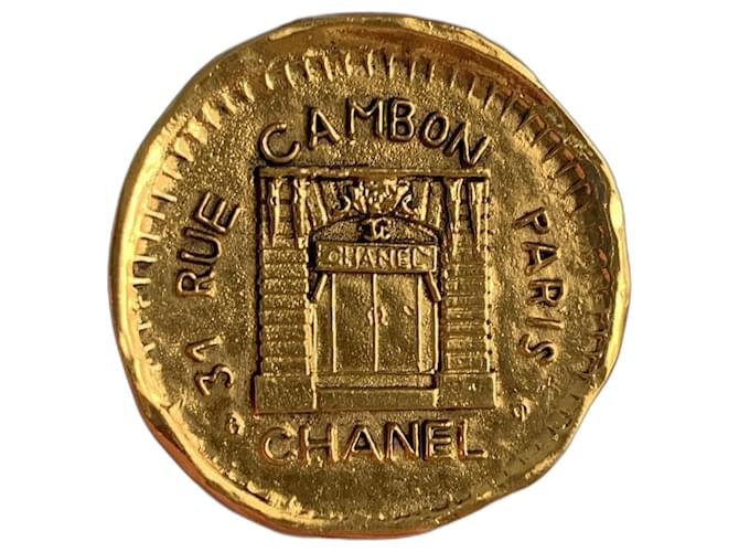 Chanel Pins y broches Dorado Metal  ref.1332678