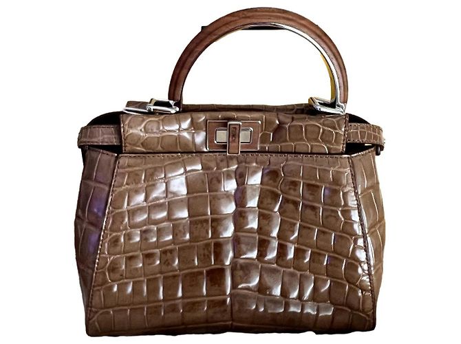 Bolsa Fendi Peekaboo em couro de crocodilo marrom