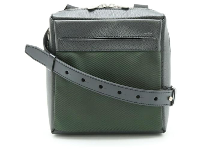 Louis Vuitton Sayan Green Leather  ref.1336868