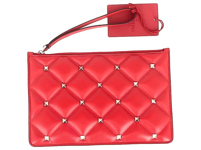 Valentino Garavani Pochette Plate Matelassée Moyenne Candystud Valentino en Cuir Rouge  ref.1340231