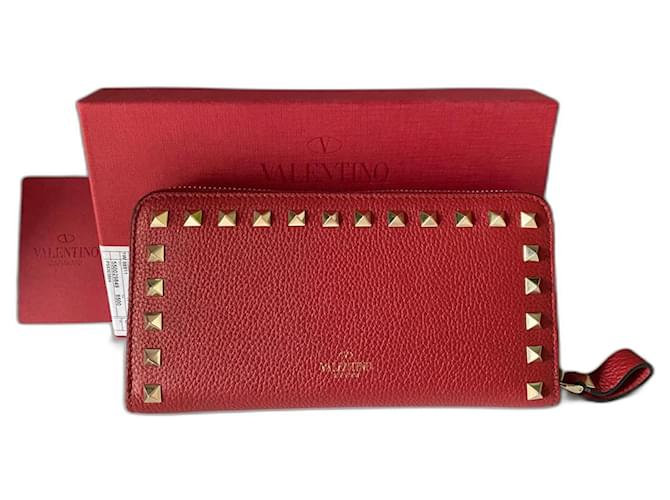Magnifique et très chic portefeuille Rockstud Valentino Garavani zippé en cuir de veau grainé rouge  ref.1342467