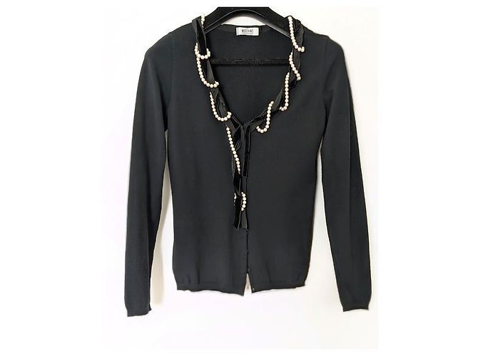 Moschino Cheap and Chic Strickjacke in Schwarz mit einer Verzierung aus einer weißen Perlenkette.