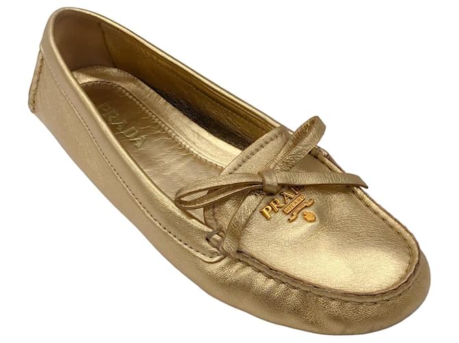 Autre Marque Prada – Leder-Loafer mit Logo-Schild und Schleife in Goldmetallic Golden  ref.1344531