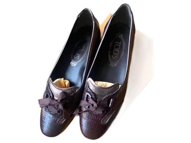 Sapatilhas Tod's de couro marrom e bordô efeito crocodilo