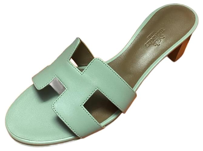 Hermès Sandali Hermes Oasis con tacco emblematici della Maison in vitello verde acqua 37,5 Verde chiaro Pelle  ref.1345316