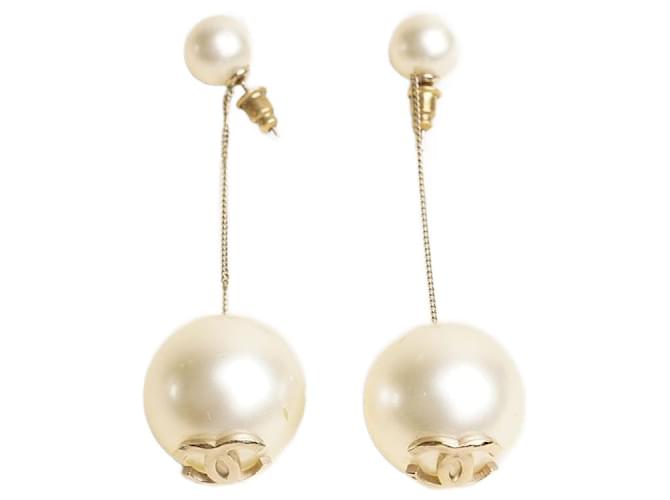 Classique Chanel Grandes boucles d'oreilles CC en perles Métal Blanc  ref.1346020