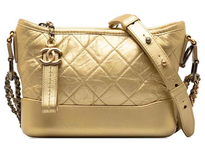 Borsa a tracolla Gabrielle piccola Chanel in pelle di agnello metallizzata dorata D'oro  ref.1336143