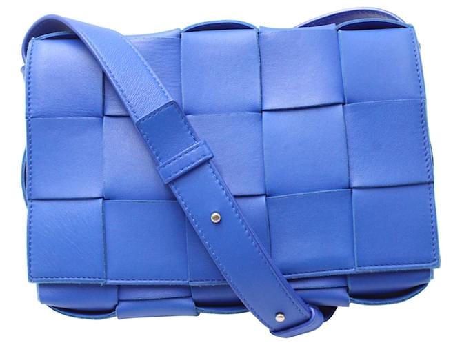 Bolso Cassette Bottega Veneta en piel de cordero azul Cuero  ref.1342879